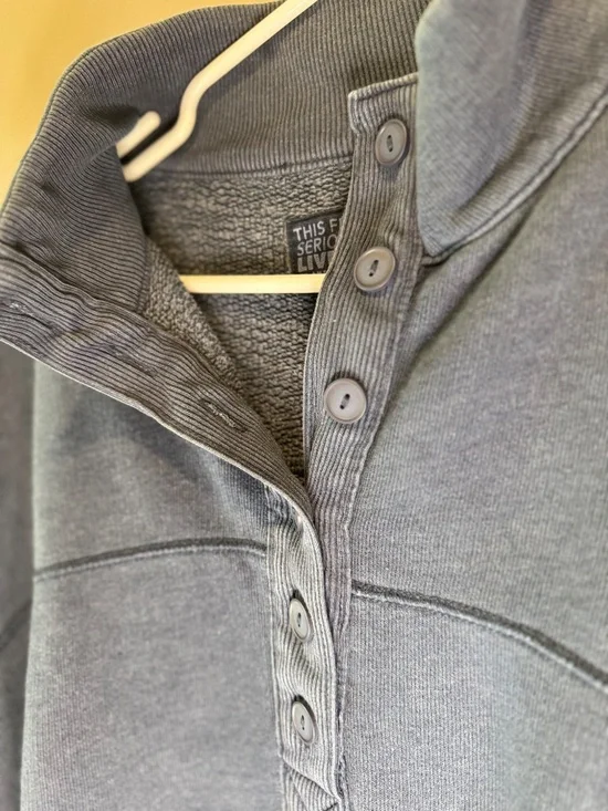 This Feels Seriously Lived in by American Eagle AE Women’s Navy Blue Medium Quar - Picture 2 of 6